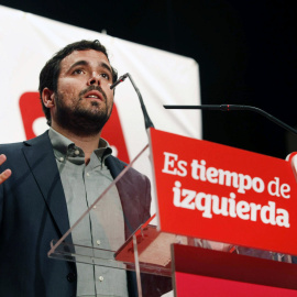 El candidato de IU a la Presidencia del Gobierno, Alberto Garzón, durante su intervención en un mitin en el Centro Integrado de Pumarín (Gijón). EFE/Alberto Morante