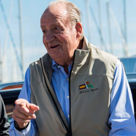 El rey emérito  llega al Club Naútico de Palma para presenciar la salida de la XIII Gaastra PalmaVela 2016. / CATI CLADERA (EFE)