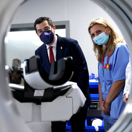 Juanma Moreno en el Hospital Militar