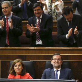 Rajoy y la vicepresidenta tras la intervención del primero en el Congreso. / ANDREA COMAS (Reuters)