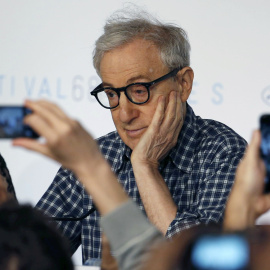 Los periodistas toman fotos con sus cámaras y sus móvles durante la rueda de prensa del director estadounidense Woody Allen en Cannes para presentar su nueva película 'Irrational Man'. REUTERS/Regis Duvignau