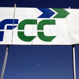 Un cartel de FCC en una obra de la constructora en  la localidad madrileña de Tres Cantos. REUTERS/Susana Vera