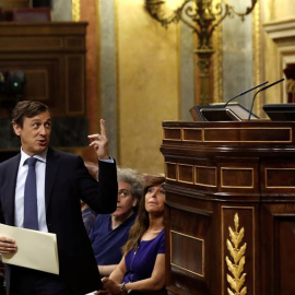 El portavoz del Grupo Popular, Rafael Hernando, se dirige a la presidenta del parlamento, Ana Pastor. /EFE