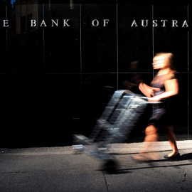 Un repartidor pasa por delante del edificio del Banco de la Reserva de Australia. REUTERS/Jason Reed