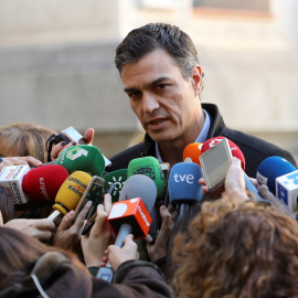 El secretario general del PSOE, Pedro Sánchez, en unas declaraciones a los periodistas. EFE/Ballesteros