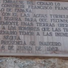 Placa conmemorativa de la inauguración del pantano del Cenajo (Moratalla, Murcia) en 1963.