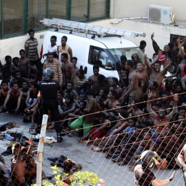 Los migrantes subsaharianos frente a la valla que separa la ciudad de Ceuta con Marruecos/EFE
