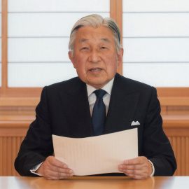 El emperador japonés Akihito durante su discurso en el que ha manifestado su deseo de abdicar por sus problemas de salud. REUTERS