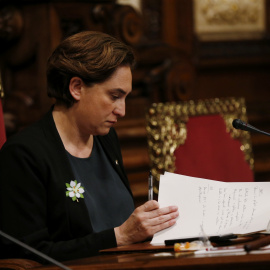 La alcaldesa Ada Colau, durante el pleno extraordinario para debatir y aprobar una modificación del presupuesto de 275 millones de euros. EFE/Alejandro García