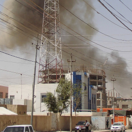 Una columna de humo se levanta tras un ataque con bombas del Estado Islámico en la ciudad iraquí de Ramadi. REUTERS/Stringer