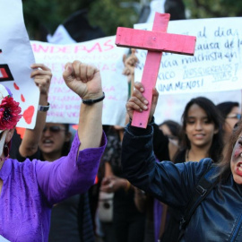 Ciudad de México. Al grito de "Ni una menos" mujeres vestidas de negro salen a la calle con banderas y pancartas moradas. EFE