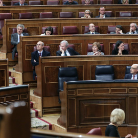 El líder de Ciudadanos, Albert Rivera, interpela al ministro de Hacienda Cristóbal Montoro, durantedel debate del cupo vasco en el pleno del Congreso de los Diputados.EFE/Zipi