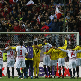 Los jugadores del Sevilla celebran con la afición su victoria ante el Shakhtar al finalizar el partido de vuelta de semifinales de la Liga Europa que se jugó esta noche en el estadio Sánchez Pizjuán, en Sevilla. EFE/Julio Muñoz
