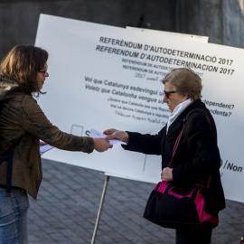 La diputada de la CUP, Eulàlia Reguant, reparte en Barcelona papeletas para el referéndum. EFE