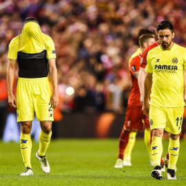 Mario Gaspar (i) y Jaume Costa (d) de Villarreal lamenta la derrota ante Liverpool hoy, 5 de mayo de 2016, durante el partido de vuelta de las semifinales de la Liga Europa en el estadio Anfield de Liverpool (Reino Unido). EFE/PETER POWELL