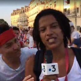 Imagen del momento en el que un hombre intenta basar a una periodista en Bayona, Francia.