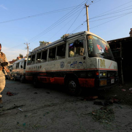 Un miembro de las fuerzas de seguridad afganas vigila el lugar donde atentó el Estado Islámico en Jalalabad. | REUTERS