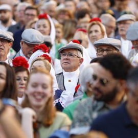 Cientos de personas escuchan el pregón del inicio de las Fiestas de San Isidro por parte del cantante Ramoncín, en Madrid, a 10 de mayo de 2023.