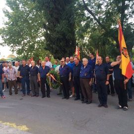 Ciudadanos conmemoran el aniversario del golpe de Estado del 18 de julio junto a la Cruz de los Caídos del cementerio de Nuestra Señora de Araceli, en Lucena. Fuerza Nueva/Archivo