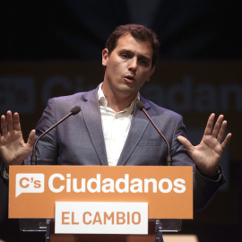 El presidente de Ciudadanos, Albert Rivera, durante su intervención en el acto central de campaña celebrado en el Teatro Compac de Madrid. EFE/Víctor Lerena