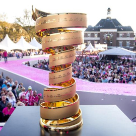 Vista del trofeo durante la presentación oficial de equipos para el Giro de Italia. /EFE