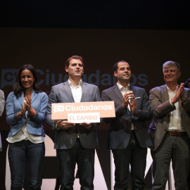 El presidente de Ciudadanos, Albert Rivera, junto a los candidatos madrileños a la Comunidad, Ignacio Aguado, y al Ayuntamiento, Begoña Villacís (2i), durante el acto central de campaña celebrado en el Teatro Compac de Madrid. EFE/Víctor Le