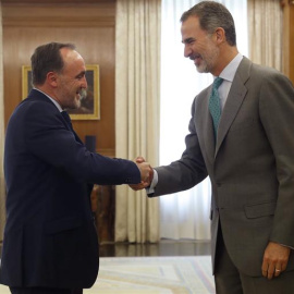 El rey Felipe VI saluda al presidente de Unión del Pueblo Navarro (UPN), José Javier Esparza Abaurrea, esta mañana en el Palacio de la Zarzuela, durante la ronda de consultas con los dirigentes de los partidos políticos con representación p