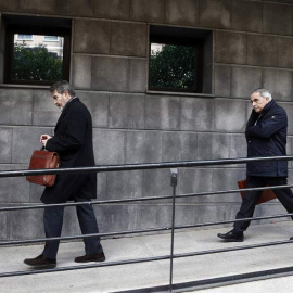 Los abogados de la joven madrileña que denunció haber sufrido una violación grupal en los sanfermines del 2016, Carlos Bacaicoa (d), y Miguel Ángel Morán (i), abandonan el Palacio de Justicia de Navarra. | JESÚS DIGES (EFE)