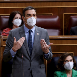 03/02/2021.- El presidente del Gobierno, Pedro Sánchez (i), interviene en la sesión de control al Gobierno, este miércoles en el Congreso de los Diputados. La primera sesión de control al Gobierno en el Congreso desde el mes de diciembre es