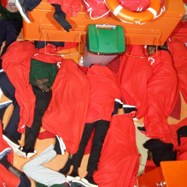 Cientos de personas rescatadas por Salvamento Marítimo pasan la noche en suelo de la cubierta de un barco, en el puerto de Algeciras, ente la falta de espacio en tierra para desembarcarlos.- FOTO CEDIDA POR  CGT