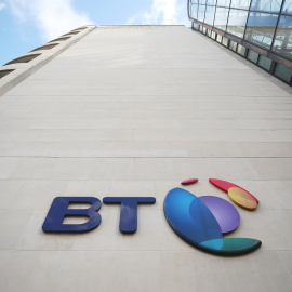 El logo de la operadora de telecomunicaciones británica BT en su sede en Londres. REUTERS/Hannah McKay