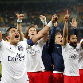 Los jugadores del Paris St Germain celebran en el cesped su triunfo en la liga francesa, tras su último partido de la temporada contra el Montpellier. REUTERS/Jean-Paul Pelissier