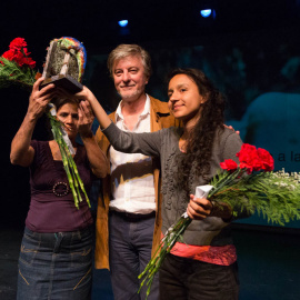 Berta Zúñiga, hija de Berta Cáceres, y Rosalía Domínguez, de Copinh, recibieron el premio póstumo a la ambientalista asesinada de manos del alcalde de Zaragoza, Pedro Santisteve. AYUNTAMIENTO DE ZARAGOZA
