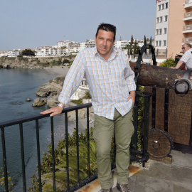 Miguel Joven, que cuando tenía 6 años interpretó a Tito en la serie 'Verano azul', posa en el Balcón de Europa en Nerja,. EFE/Enrique Hidalgo
