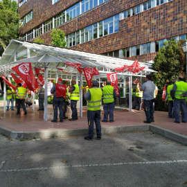 Los empleados de mantenimiento de la UAM se manifiestan por la continuidad de sus puestos en la segunda jornada de la EvAU.