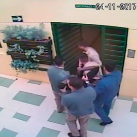 Imágenes de la contención del Mahamadou Barry, que falleció tras 20 días en coma tras esta intervención en un centro de menores de Melilla.- DEFESOR DEL PUEBLOI