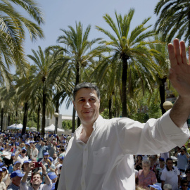 El alcalde y candidato del PPC en Badalona, Xavier García Albiol, saluda a los asistentes a la butifarrada popular organizada por su formación. EFE/Alberto Estévez