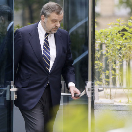 El exembajador Gustavo de Arístegui, a la salida de la Audiencia Nacional tras negarse a declarar por las supuestas comisiones ilegales que cobró junto al exdiputado del PP Pedro Gómez de la Serna. EFE