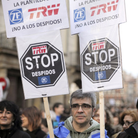 Algunas de las miles de personas que se han manifestado en Pamplona en apoyo a los trabajadores de la planta de ZF-TRW y en protesta por el ERE para el despido de 250 de los 620 empleados de la factoría. EFE/Villar López