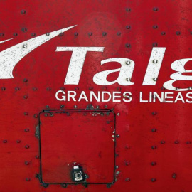 El emblema de Talgo en un tren de Renfe. EFE