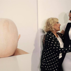 La alcaldesa de Madrid Manuela Carmena, y la fotógrafa española Mara León en la inauguración de PhotoEspaña. (J.J. GUILLÉN | EFE)