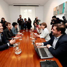 La secretaria general del PSN, María Chivite (i), y la presidenta de Navarra y líder de Geroa Bai, Uxue Barkos, en el inicio de la reunión que han mantenido este miércoles. EFE/ Jesús Diges