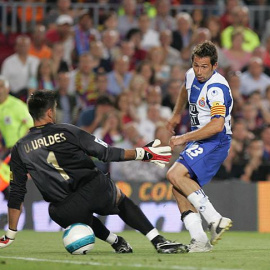 Momento en el que Raúl Tamudo bate por bajo a Víctor Valdés al final de la temporada 2006/07.