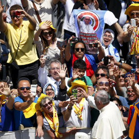 El Papa Francisco saluda a los fieles reunidos en la Plaza de San Pedro, en la ceremonia de canonización de cuatro monjas, dos de ellas palestinas. REUTERS/Tony Gentile