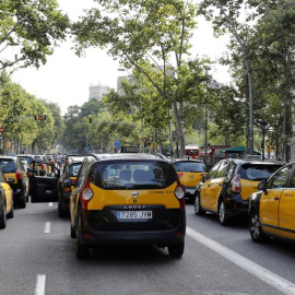 Diversos taxis ocupan la Gran Vía de les Corts Catalanes de Barcelona .EFE/Andreu Dalmau