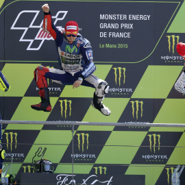 Lorenzo celebra la victoria en Francia. EFE/EPA/EDDY LEMAISTRE