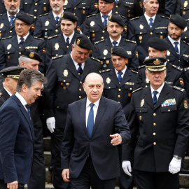 Jorge Fernández Díaz, junto al director de la Policía, Ignacio Cosidó, en el 40 aniversario de los TEDAX. / EFE