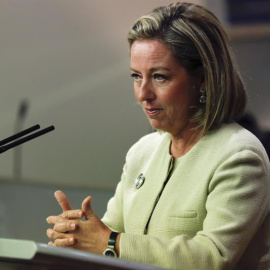La diputada de Coalición Canaria Ana Oramas, durante la rueda de prensa ofrecida este lunes en el Congreso tras su encuentro con el rey Felipe VI en el Palacio de la Zarzuela, dentro de la ronda de consultas para designar un candidato a la 