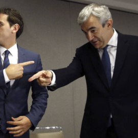 El presidente de Ciudadanos, Albert Rivera, junto al jefe de filas en el Parlamento Europeo, Luis Garicano. EFE