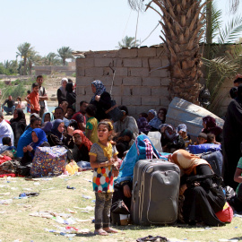 Iraquíes sunies abandonan Ramadi antes de la llegada de los milicianos del Estado Islámico. REUTERS/Stringer